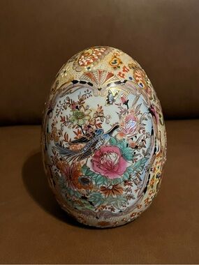 Gorgeous Vtg Hand-Painted Japanese Satsuma Egg w/ Peacock & Gold Accent
